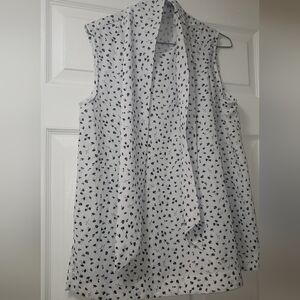 Chase blouse blue and white flowers sleeveless with tie around for neck